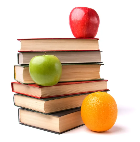 Meyve ile kitap yığını — Stok fotoğraf