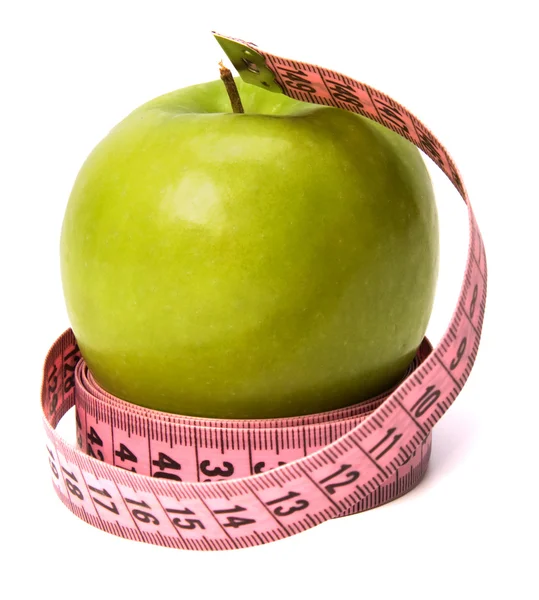 Мера ленты обернута вокруг яблока — стоковое фото