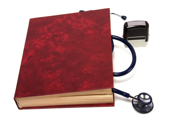 Stetoscopio su libro rosso — Foto Stock