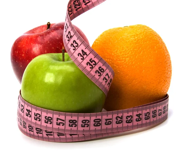Fita métrica enrolada em torno de frutas — Fotografia de Stock
