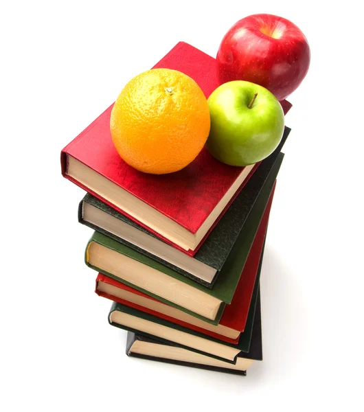 Pilha de livro com frutas — Fotografia de Stock