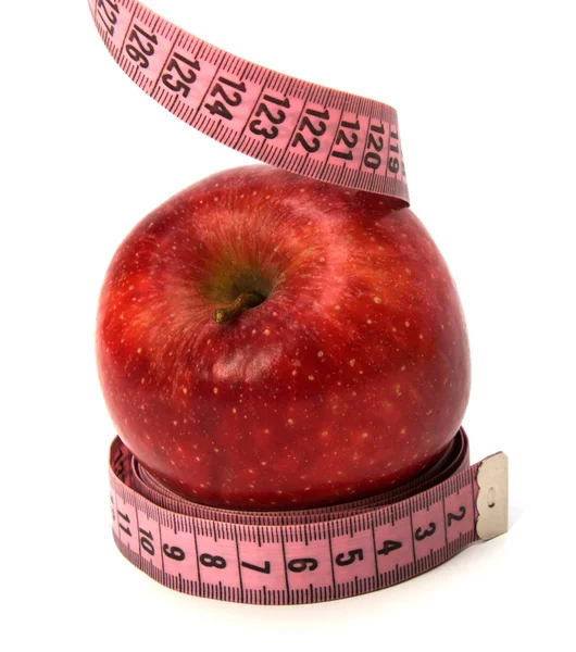 Мера ленты обернута вокруг яблока — стоковое фото