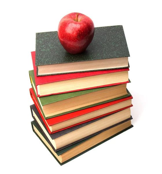 Книжная стопка с яблоком — стоковое фото