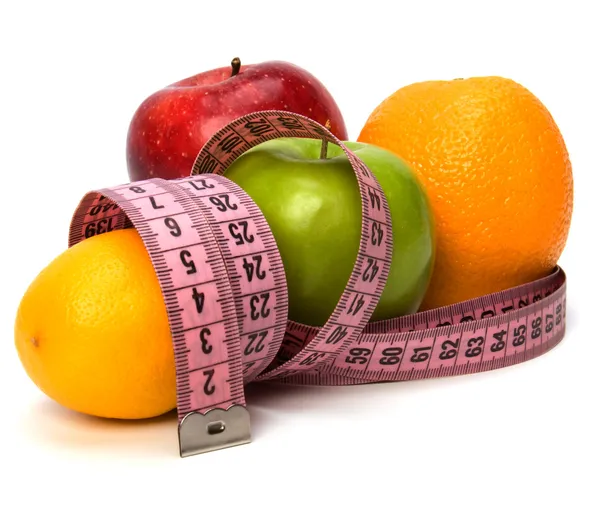 Fita métrica enrolada em torno de frutas — Fotografia de Stock