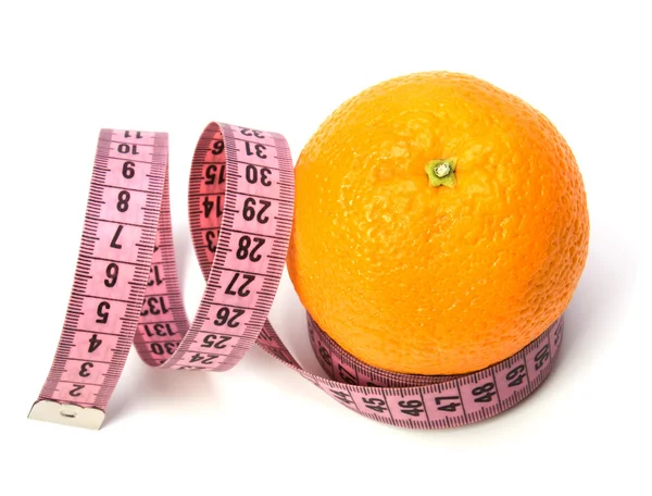 Fita métrica enrolada em torno da laranja — Fotografia de Stock