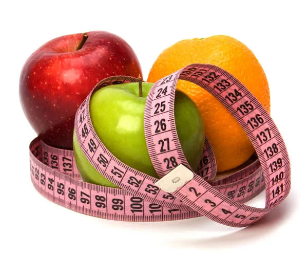 Ruban à mesurer enroulé autour des fruits — Photo
