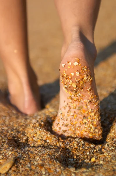 Pernas descalças na praia de areia — Fotografia de Stock