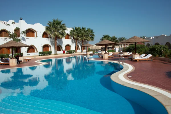 Pluggar pool i resort — Stockfoto