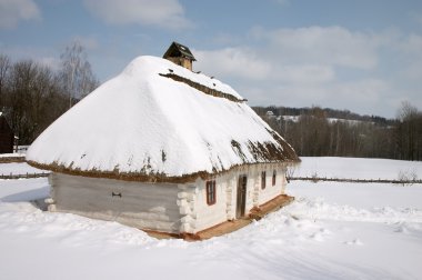 kar altında eski kırsal hut