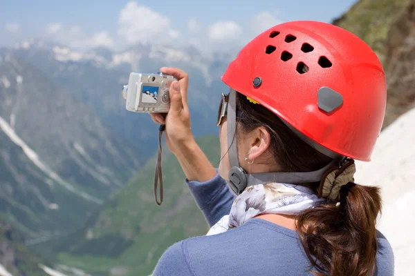 Mädchen macht ein Foto in den Bergen — Stockfoto