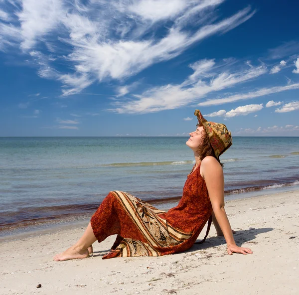 Kvinna bli solbränd på stranden — Stockfoto