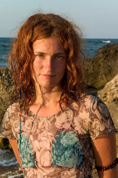 Портрет хиппи девушки против моря — стоковое фото