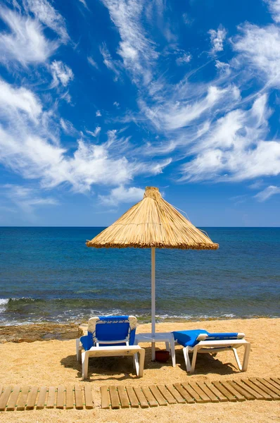 Кушня и зонтик на берегу моря — стоковое фото