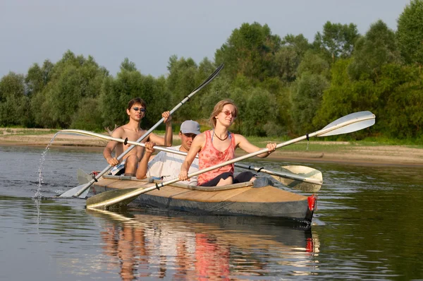 Povos em canoa — Fotografia de Stock