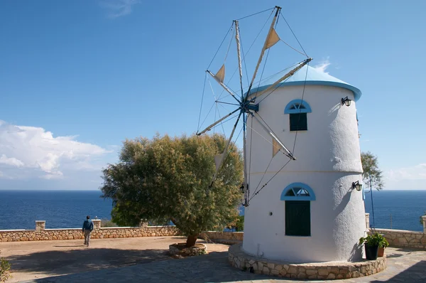 Старая мельница на острове Греция — стоковое фото