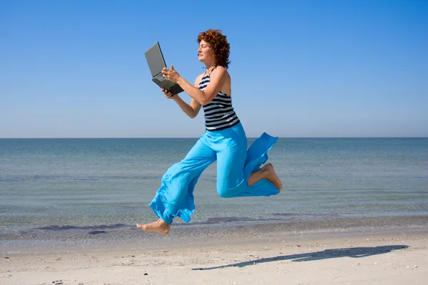 Femme courant et regardant vers un ordinateur portable — Photo