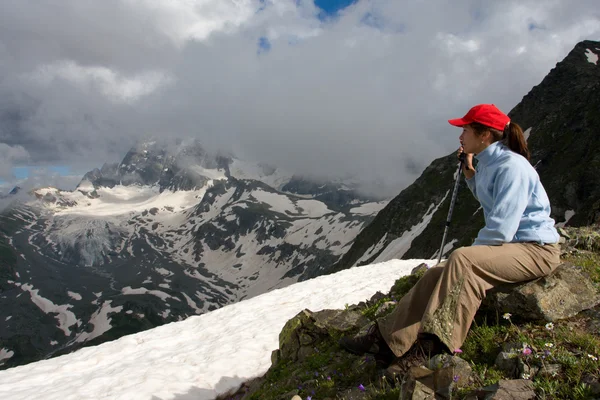 Wandelaar meisje in hight bergen — Stockfoto