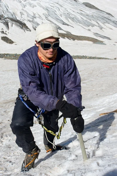Alpinista de montanha com machado de gelo — Fotografia de Stock
