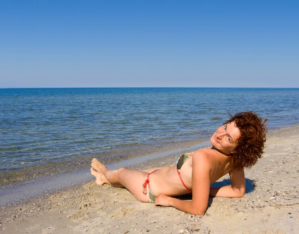 Dziewczyna na wybrzeżu Morza — Zdjęcie stockowe
