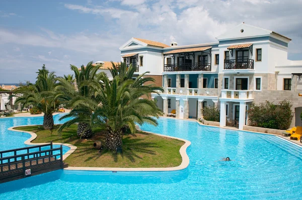 Resort med pool — Stockfoto