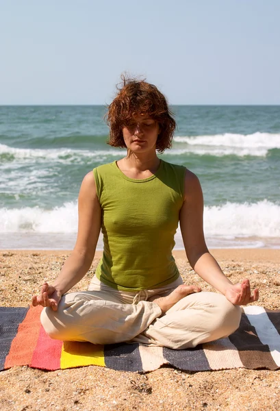 Girl meditating on the seaside — Stock Photo, Image