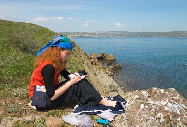 Κορίτσι λήψη σημειώσεων στην παραλία — Φωτογραφία Αρχείου