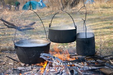 Ateşin içinde kaynar su