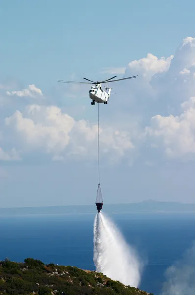 Helicóptero de combate a incêndios — Fotografia de Stock