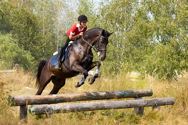 Menina no cavalo de salto — Fotografia de Stock
