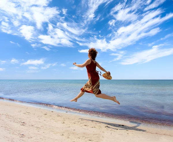 Girl running along sea coast — Stock Photo, Image