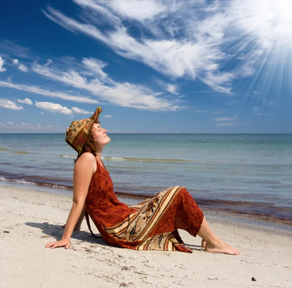 Woman become sunburnt at sea beach — Stok fotoğraf