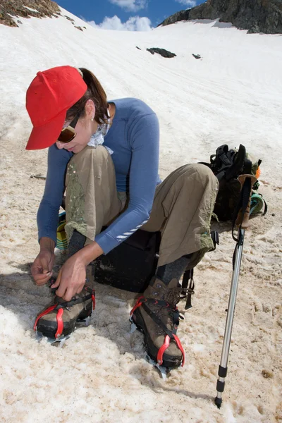 Ορειβάτης κοπέλα φορώντας το crampon — Φωτογραφία Αρχείου