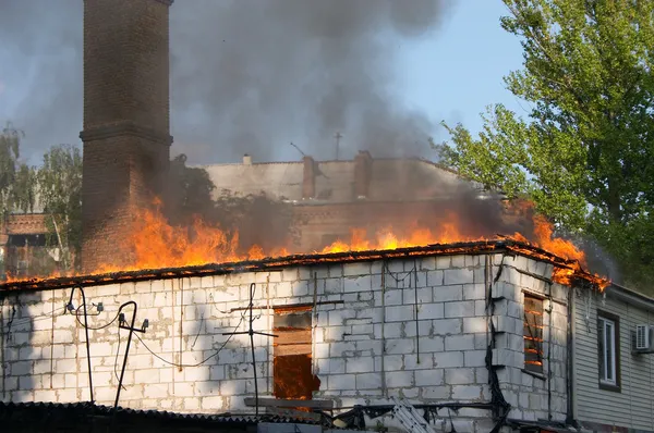 Huis in brand — Stockfoto