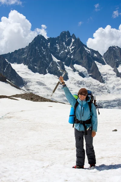 Smiling backpacker woman with ice-axe — Stock Photo, Image