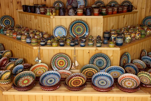 Seramik el yapımı çanak çömlek ve yemekleri — Stok fotoğraf