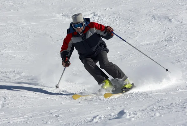 Skieur sur la piste de neige — Photo