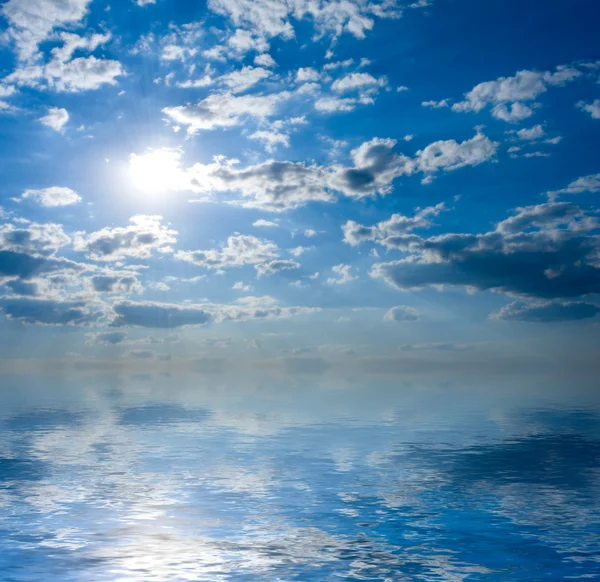 Морской пейзаж с солнцем — стоковое фото