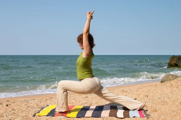 Donna pratica yoga asana — Foto Stock