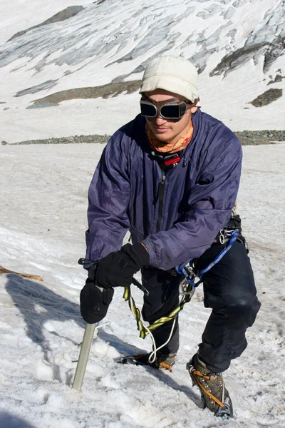 Bergbeklimmer met ijs-bijl — Stockfoto