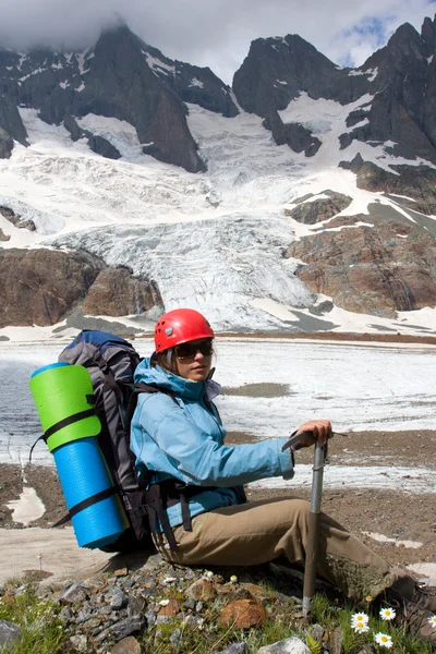 Alpinista donna con piccozza — Foto Stock