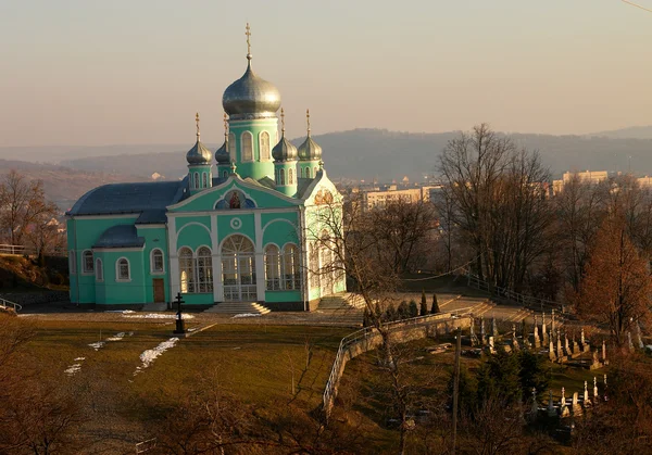 Igreja ortodoxa e cemitério — Fotografia de Stock