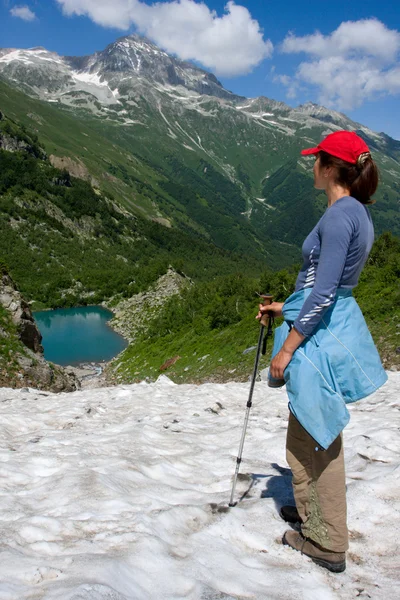 Lago nas montanhas do Cáucaso — Fotografia de Stock