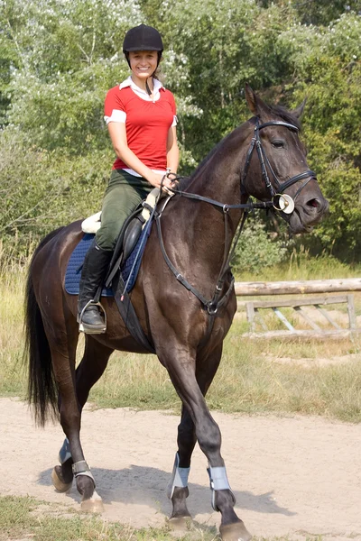Κορίτσι ιππασία σε άλογο — Φωτογραφία Αρχείου