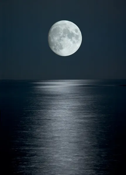 Luna piena in cielo nero — Foto Stock