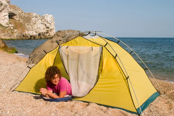 Red-haired girl in tent — Stock Photo, Image
