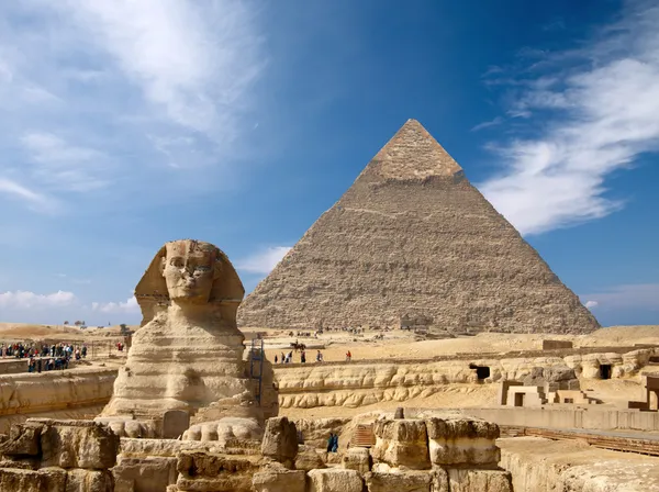 Sphinx en de grote piramide in Egypte — Stockfoto