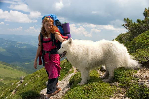 Backpacker meisje met Samojeed hond — Stockfoto