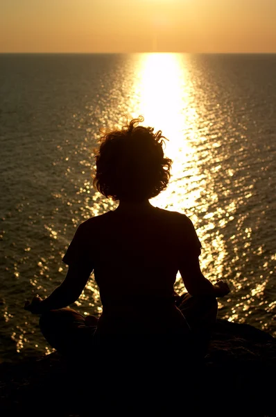 海の上の岩の上の女の子の瞑想 — ストック写真