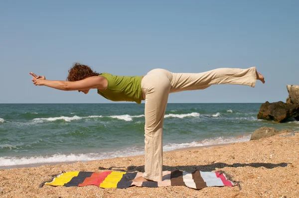 Virabhadrasana Yoga-Pose — Stockfoto