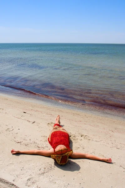 Girl in dress on sea beach — Stock Photo, Image
